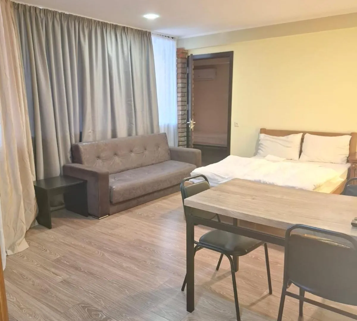 Aura Plaza Hotel Tbilisi